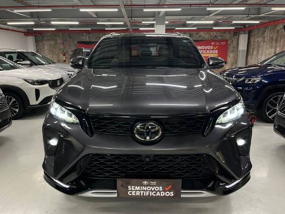 TOYOTA HILUX SW4 2.8 D-4D TURBO DIESEL DIAMOND 7L 4X4 AUTOMÁTICO